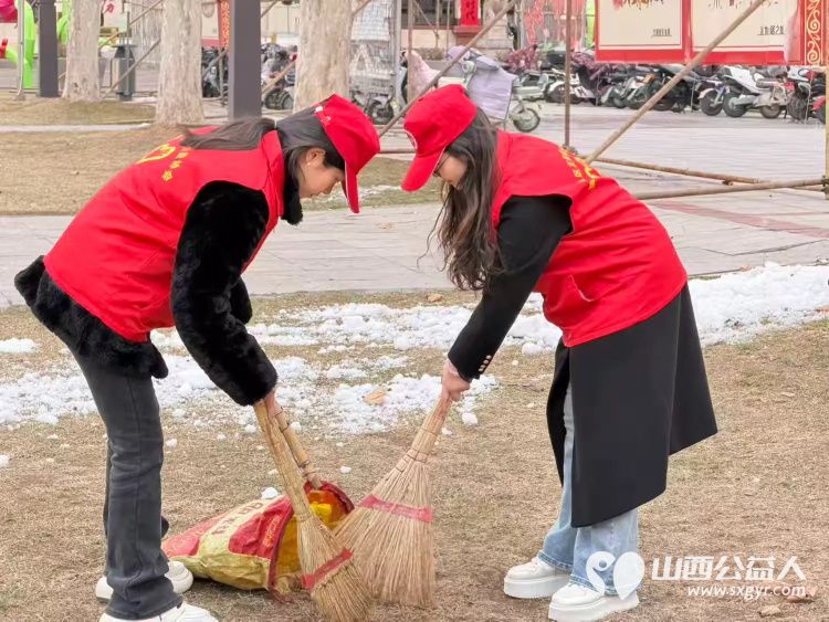 学雷锋做志愿共同奋进“十五五”潞城区正能量公益协会在府前广场开展志愿服务活动开展环境清理规范摆放自行车铲除积雪擦拭公示牌清扫地面垃圾等工作 - 第7张