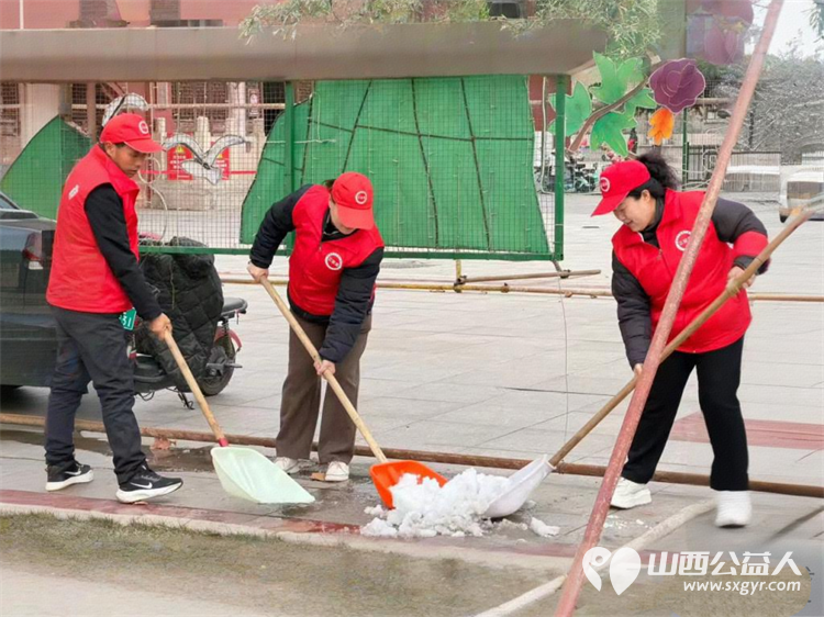 学雷锋做志愿共同奋进“十五五”潞城区正能量公益协会在府前广场开展志愿服务活动开展环境清理规范摆放自行车铲除积雪擦拭公示牌清扫地面垃圾等工作 - 第9张