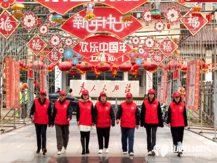 学雷锋做志愿共同奋进“十五五”潞城区正能量公益协会在府前广场开展志愿服务活动开展环境清理规范摆放自行车铲除积雪擦拭公示牌清扫地面垃圾等工作 - 第2张