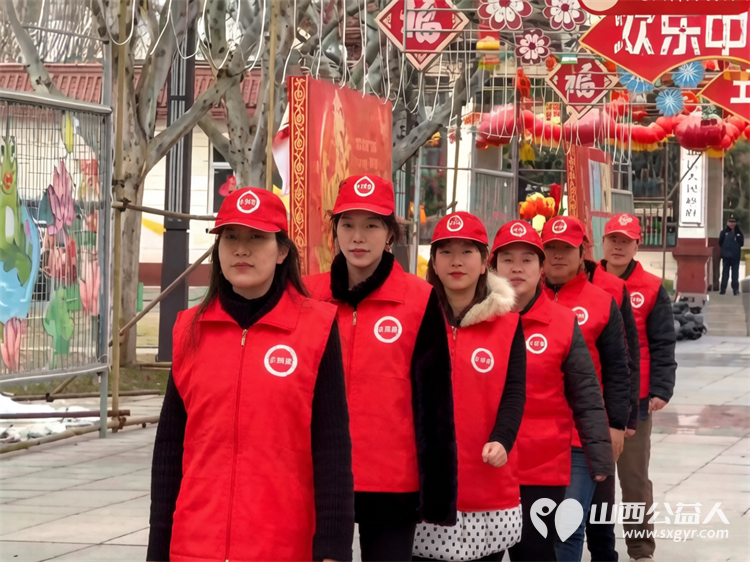 学雷锋做志愿共同奋进“十五五”潞城区正能量公益协会在府前广场开展志愿服务活动开展环境清理规范摆放自行车铲除积雪擦拭公示牌清扫地面垃圾等工作 - 第4张