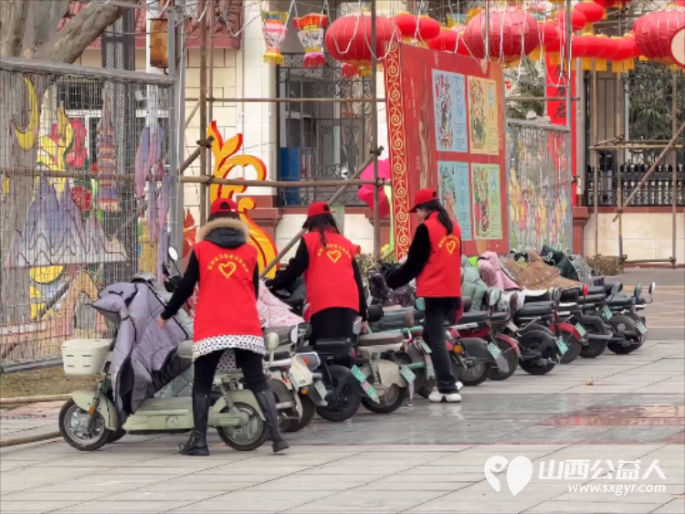 学雷锋做志愿共同奋进“十五五”潞城区正能量公益协会在府前广场开展志愿服务活动开展环境清理规范摆放自行车铲除积雪擦拭公示牌清扫地面垃圾等工作 - 第5张