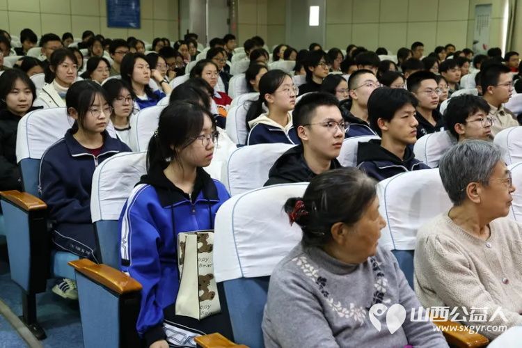 薪火相传雷锋志躬身力行五中人 | 太原五中“吾衷”志愿五中活动邀请山西省雷锋宣讲团田艳红、曹继红为师生带来一堂有温度有深度有力量的思政大课 - 第5张