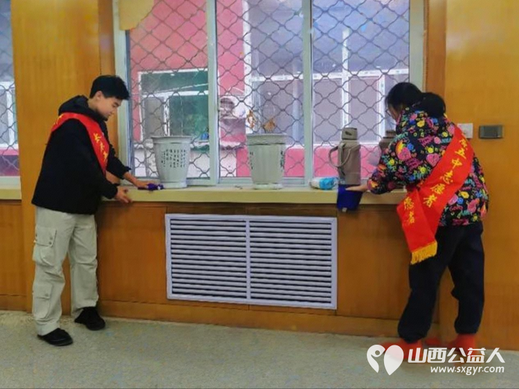 薪火相传雷锋志躬身力行五中人 | 太原五中“吾衷”志愿五中志愿者们开展环境卫生清洁行动擦洗宣传栏清理卫生死角清扫楼道院落 - 第4张 - 山西公益人 薪火相传雷锋志躬身力行五中人 | 太原五中“吾衷”志愿五中志愿者们开展环境卫生清洁行动擦洗宣传栏清理卫生死角清扫楼道院落 - 第4张