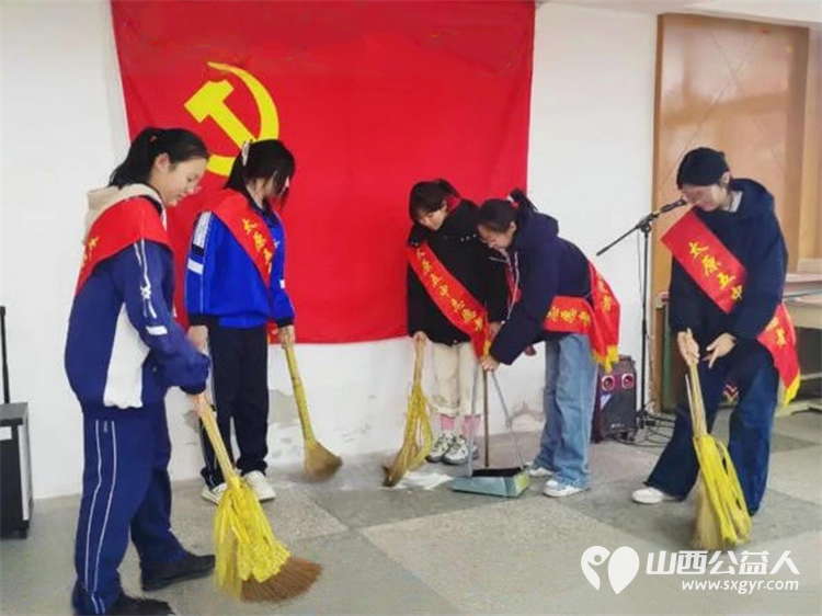 薪火相传雷锋志躬身力行五中人 | 太原五中“吾衷”志愿五中志愿者们开展环境卫生清洁行动擦洗宣传栏清理卫生死角清扫楼道院落 - 第2张 - 山西公益人 薪火相传雷锋志躬身力行五中人 | 太原五中“吾衷”志愿五中志愿者们开展环境卫生清洁行动擦洗宣传栏清理卫生死角清扫楼道院落 - 第2张