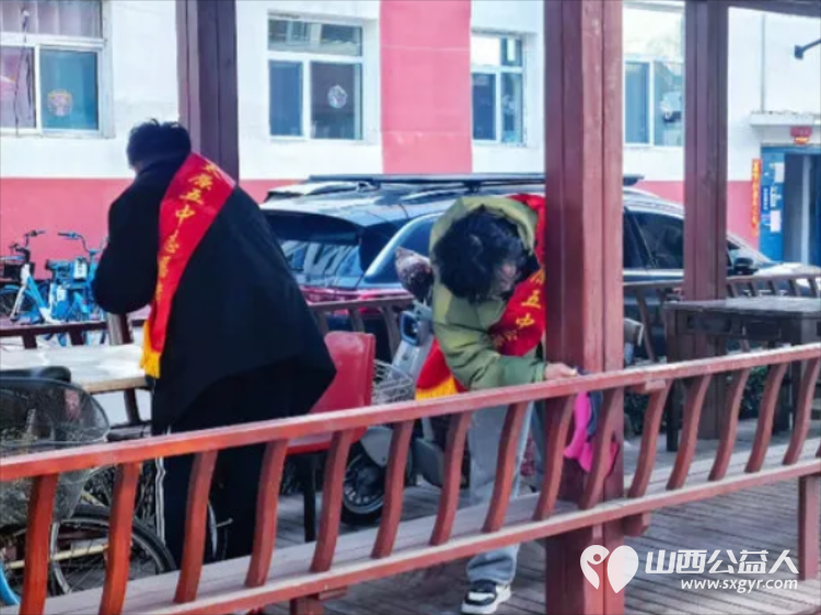 薪火相传雷锋志躬身力行五中人 | 太原五中“吾衷”志愿五中志愿者们开展环境卫生清洁行动擦洗宣传栏清理卫生死角清扫楼道院落 - 第12张 - 山西公益人 薪火相传雷锋志躬身力行五中人 | 太原五中“吾衷”志愿五中志愿者们开展环境卫生清洁行动擦洗宣传栏清理卫生死角清扫楼道院落 - 第12张