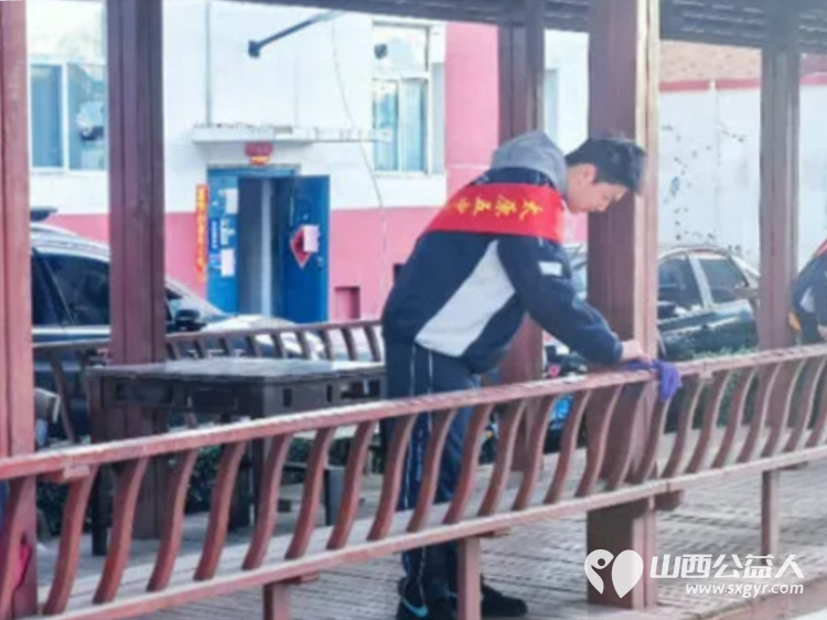 薪火相传雷锋志躬身力行五中人 | 太原五中“吾衷”志愿五中志愿者们开展环境卫生清洁行动擦洗宣传栏清理卫生死角清扫楼道院落 - 第11张 - 山西公益人 薪火相传雷锋志躬身力行五中人 | 太原五中“吾衷”志愿五中志愿者们开展环境卫生清洁行动擦洗宣传栏清理卫生死角清扫楼道院落 - 第11张