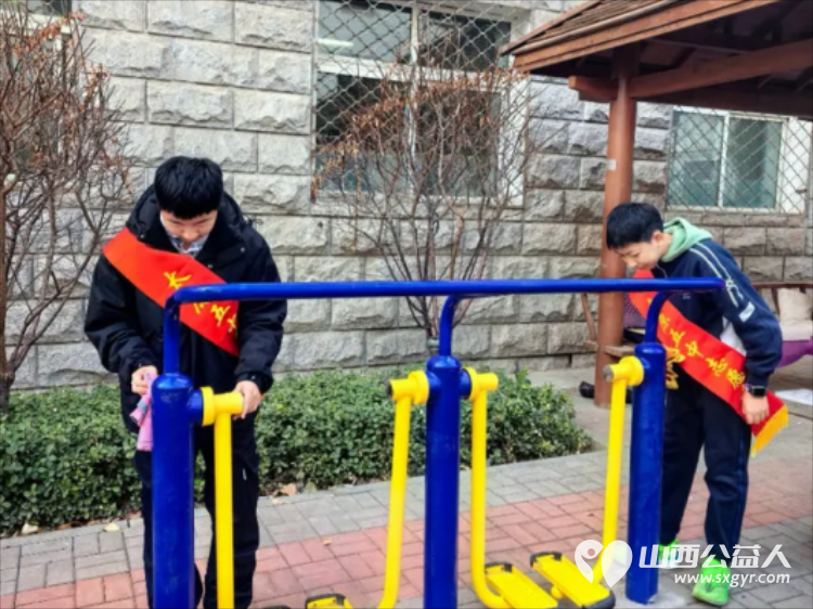 薪火相传雷锋志躬身力行五中人 | 太原五中“吾衷”志愿五中志愿者们开展环境卫生清洁行动擦洗宣传栏清理卫生死角清扫楼道院落 - 第7张 - 山西公益人 薪火相传雷锋志躬身力行五中人 | 太原五中“吾衷”志愿五中志愿者们开展环境卫生清洁行动擦洗宣传栏清理卫生死角清扫楼道院落 - 第7张