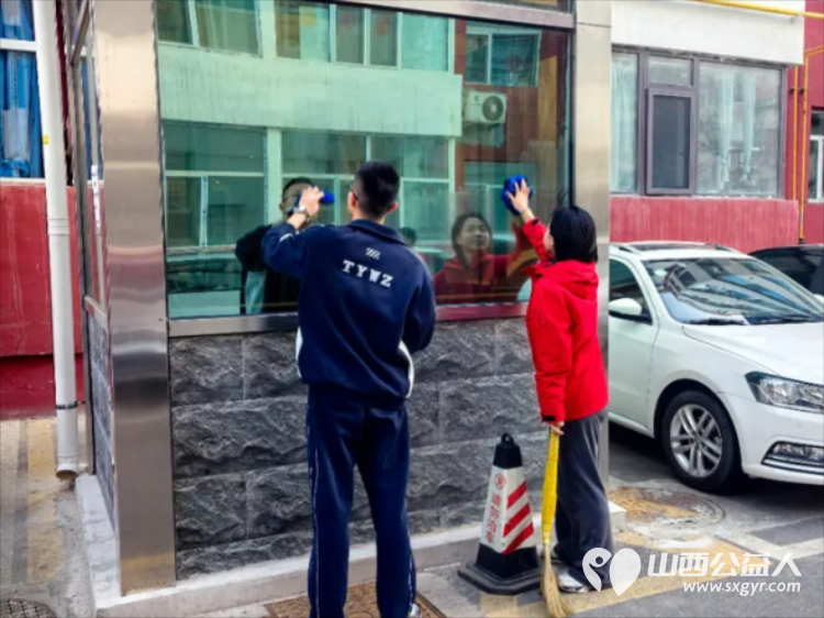 薪火相传雷锋志躬身力行五中人 | 太原五中“吾衷”志愿五中志愿者们开展环境卫生清洁行动擦洗宣传栏清理卫生死角清扫楼道院落 - 第5张 - 山西公益人 薪火相传雷锋志躬身力行五中人 | 太原五中“吾衷”志愿五中志愿者们开展环境卫生清洁行动擦洗宣传栏清理卫生死角清扫楼道院落 - 第5张