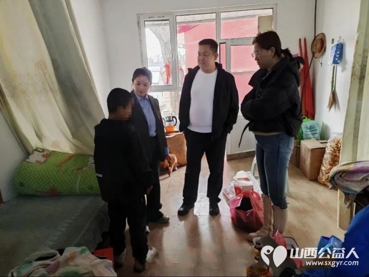 爱心汇聚暖童心携手同行护成长 志愿者焦晋明组织亲戚朋友们去忻州市西张镇东南宋村看望困境儿童赠送了书包文具等学习用品还有米面油鸡蛋等生活必需品 - 第1张