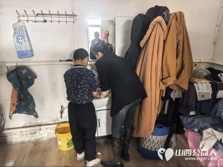 爱心汇聚暖童心携手同行护成长 志愿者焦晋明组织亲戚朋友们去忻州市西张镇东南宋村看望困境儿童赠送了书包文具等学习用品还有米面油鸡蛋等生活必需品 - 第2张