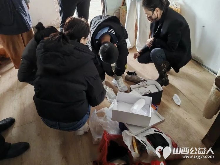 爱心汇聚暖童心携手同行护成长 志愿者焦晋明组织亲戚朋友们去忻州市西张镇东南宋村看望困境儿童赠送了书包文具等学习用品还有米面油鸡蛋等生活必需品 - 第4张