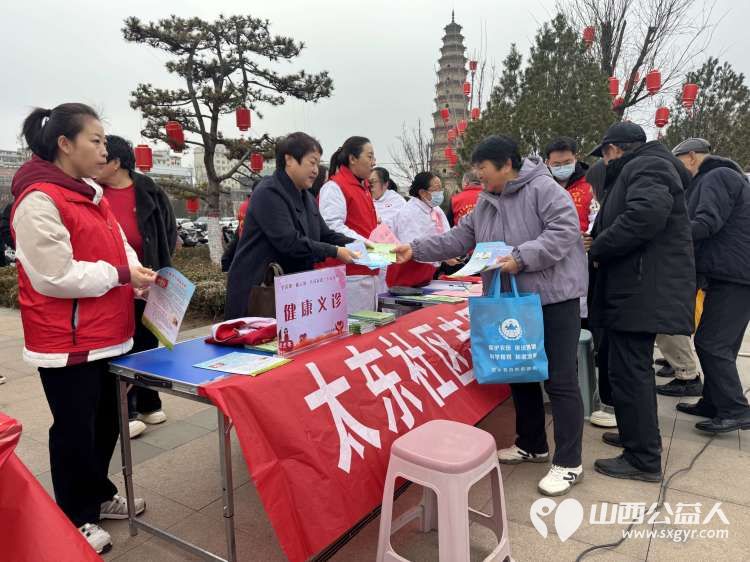 武乡县太东社区组织工作人员前往人民广场参加武乡县2026年“学雷锋 做志愿 共同奋进‘十五五’”主题活动启动仪式联合医护志愿者为过往群众免费义诊 - 第6张