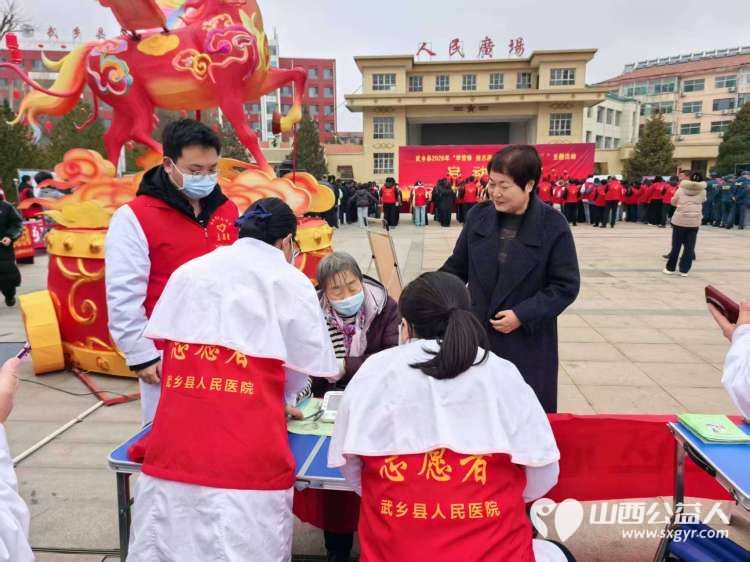 武乡县太东社区组织工作人员前往人民广场参加武乡县2026年“学雷锋 做志愿 共同奋进‘十五五’”主题活动启动仪式联合医护志愿者为过往群众免费义诊 - 第4张