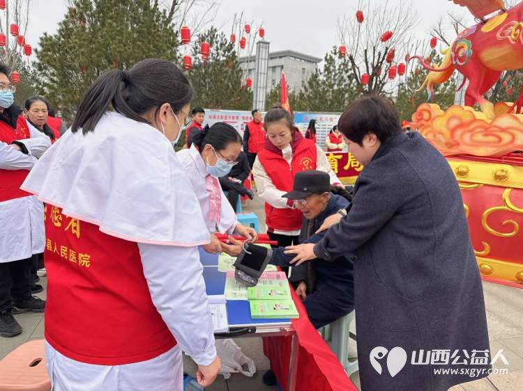 武乡县太东社区组织工作人员前往人民广场参加武乡县2026年“学雷锋 做志愿 共同奋进‘十五五’”主题活动启动仪式联合医护志愿者为过往群众免费义诊 - 第5张