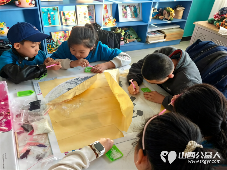 蚂蚁力量儿童义工团太原市悠然团队的大小志愿者们来到太原市灵星孤独症阳曲校区陪着孩子们一起做手工为阳曲校区打扫卫生捐赠各种生活物资 - 第5张