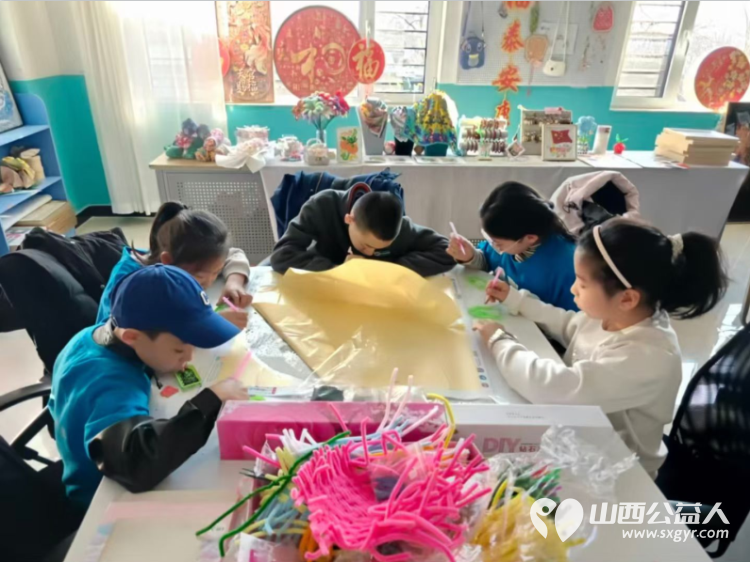 蚂蚁力量儿童义工团太原市悠然团队的大小志愿者们来到太原市灵星孤独症阳曲校区陪着孩子们一起做手工为阳曲校区打扫卫生捐赠各种生活物资 - 第3张