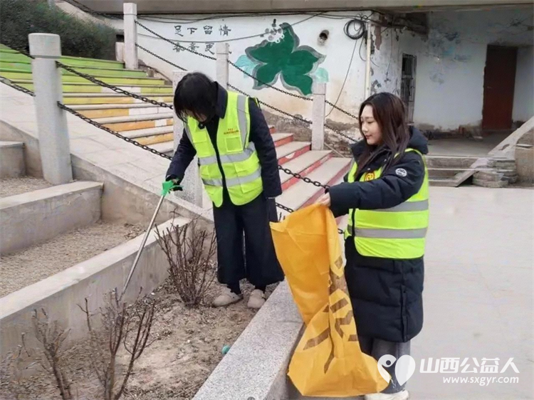 寒冬暖行文水净滩侠坚守文峪河以志愿之力护一湾澄澈 文水县爱心帮扶志愿者协会的净滩侠不畏严寒踏雪前行用双手清理岸线垃圾用坚守守护母亲河的洁净 - 第8张