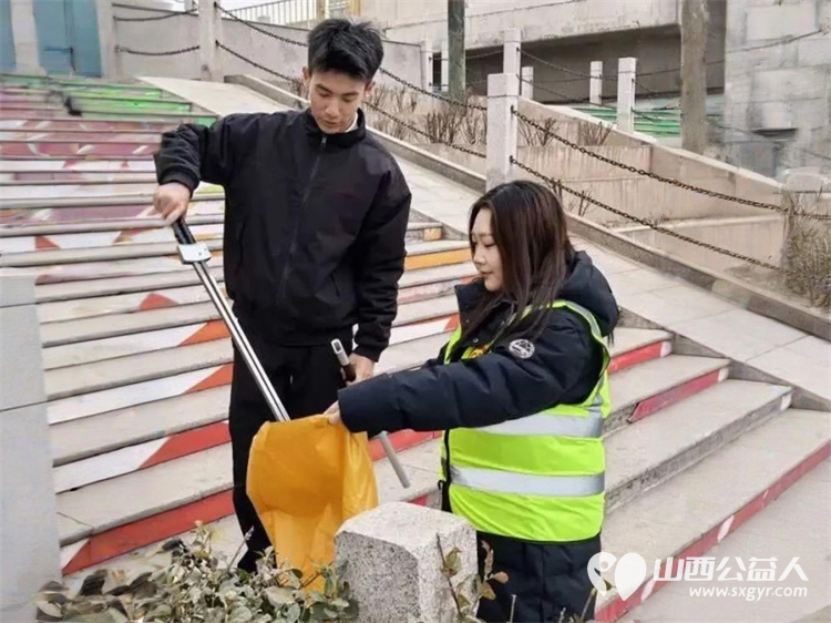 寒冬暖行文水净滩侠坚守文峪河以志愿之力护一湾澄澈 文水县爱心帮扶志愿者协会的净滩侠不畏严寒踏雪前行用双手清理岸线垃圾用坚守守护母亲河的洁净 - 第7张