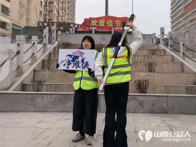 寒冬暖行文水净滩侠坚守文峪河以志愿之力护一湾澄澈 文水县爱心帮扶志愿者协会的净滩侠不畏严寒踏雪前行用双手清理岸线垃圾用坚守守护母亲河的洁净 - 第2张