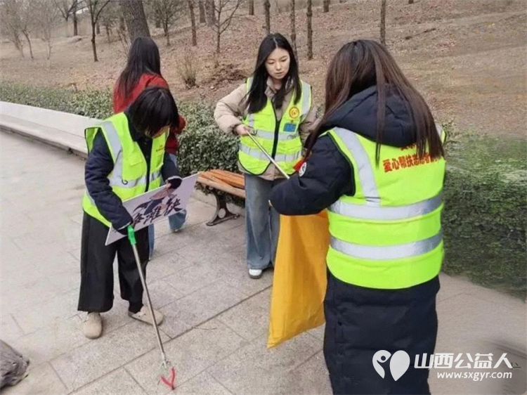 寒冬暖行文水净滩侠坚守文峪河以志愿之力护一湾澄澈 文水县爱心帮扶志愿者协会的净滩侠不畏严寒踏雪前行用双手清理岸线垃圾用坚守守护母亲河的洁净 - 第6张