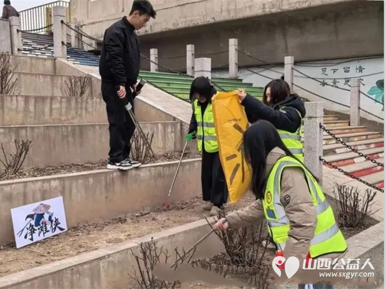 寒冬暖行文水净滩侠坚守文峪河以志愿之力护一湾澄澈 文水县爱心帮扶志愿者协会的净滩侠不畏严寒踏雪前行用双手清理岸线垃圾用坚守守护母亲河的洁净 - 第5张