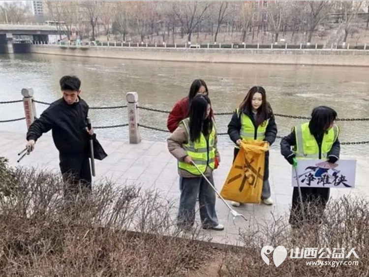 寒冬暖行文水净滩侠坚守文峪河以志愿之力护一湾澄澈 文水县爱心帮扶志愿者协会的净滩侠不畏严寒踏雪前行用双手清理岸线垃圾用坚守守护母亲河的洁净 - 第3张