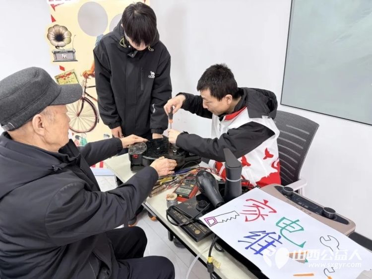 3.5学习雷锋纪念日系列活动让爱满溢社区 吕梁市离石区青年志愿者协会联合尉汾路社区携手多家爱心支持单位精心策划开展了形式多样的雷锋日主题活动 - 第9张