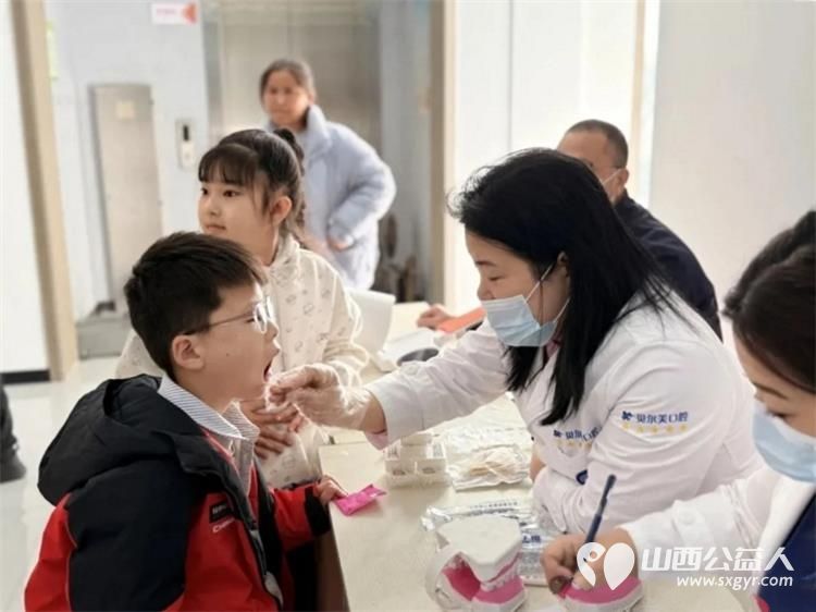 3.5学习雷锋纪念日系列活动让爱满溢社区 吕梁市离石区青年志愿者协会联合尉汾路社区携手多家爱心支持单位精心策划开展了形式多样的雷锋日主题活动 - 第8张