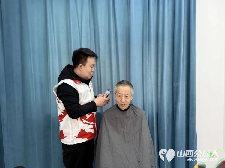 3.5学习雷锋纪念日系列活动让爱满溢社区 吕梁市离石区青年志愿者协会联合尉汾路社区携手多家爱心支持单位精心策划开展了形式多样的雷锋日主题活动 - 第7张