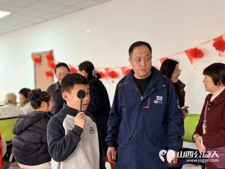 3.5学习雷锋纪念日系列活动让爱满溢社区 吕梁市离石区青年志愿者协会联合尉汾路社区携手多家爱心支持单位精心策划开展了形式多样的雷锋日主题活动 - 第5张