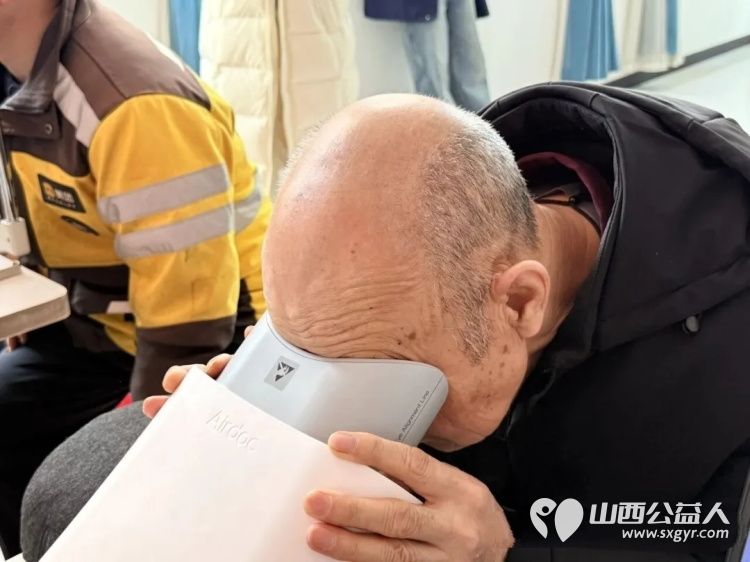 3.5学习雷锋纪念日系列活动让爱满溢社区 吕梁市离石区青年志愿者协会联合尉汾路社区携手多家爱心支持单位精心策划开展了形式多样的雷锋日主题活动 - 第6张