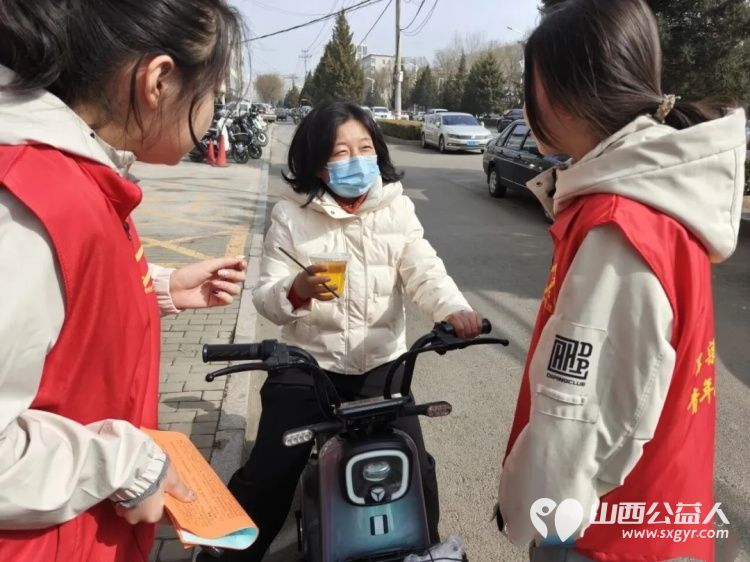3.5学习雷锋纪念日系列活动让爱满溢社区 吕梁市离石区青年志愿者协会联合尉汾路社区携手多家爱心支持单位精心策划开展了形式多样的雷锋日主题活动 - 第13张