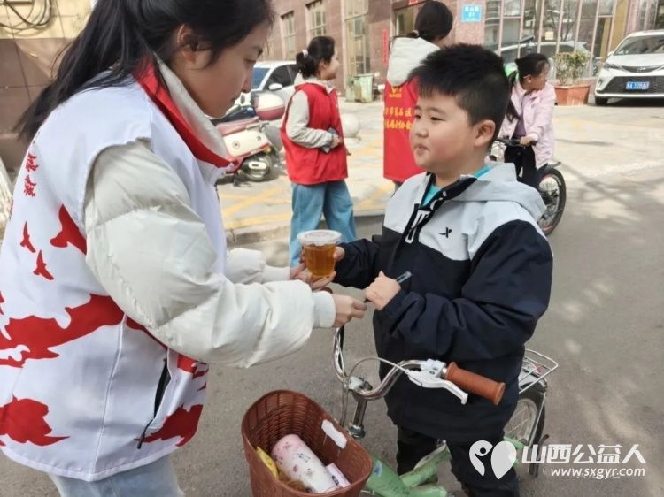 3.5学习雷锋纪念日系列活动让爱满溢社区 吕梁市离石区青年志愿者协会联合尉汾路社区携手多家爱心支持单位精心策划开展了形式多样的雷锋日主题活动 - 第15张