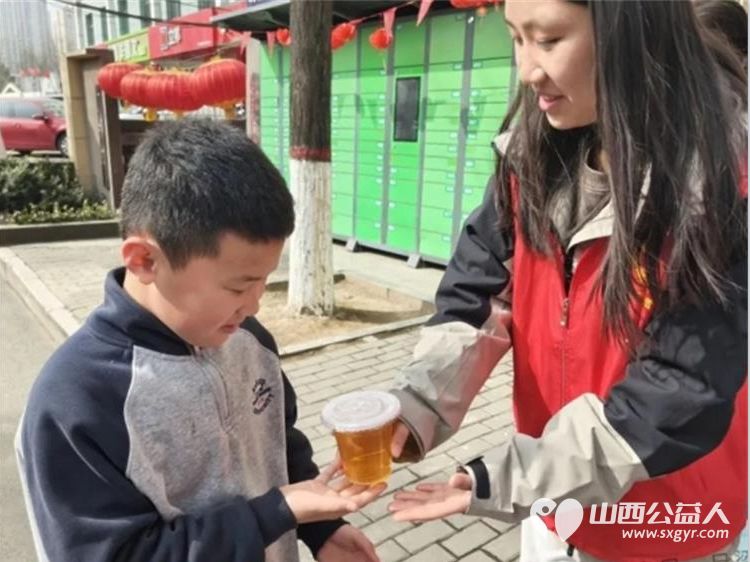 3.5学习雷锋纪念日系列活动让爱满溢社区 吕梁市离石区青年志愿者协会联合尉汾路社区携手多家爱心支持单位精心策划开展了形式多样的雷锋日主题活动 - 第14张