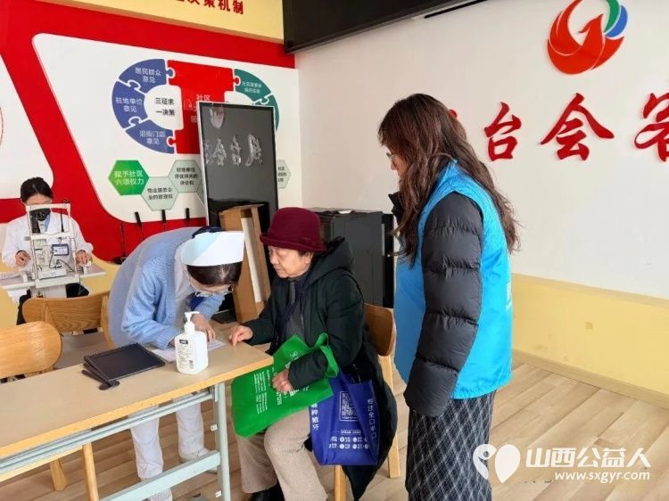 雷锋精神伴我行便民义诊惠万家 晋城市东街街道社工站联动多方爱心资源开展学雷锋志愿服务活动把暖心服务送到居民家门口让志愿温情充盈社区角落 - 第5张 - 山西公益人 雷锋精神伴我行便民义诊惠万家 晋城市东街街道社工站联动多方爱心资源开展学雷锋志愿服务活动把暖心服务送到居民家门口让志愿温情充盈社区角落 - 第5张