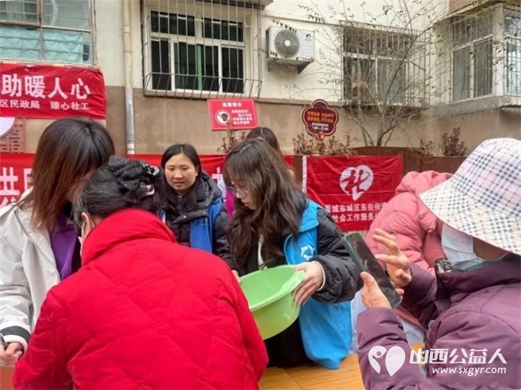 雷锋精神伴我行便民义诊惠万家 晋城市东街街道社工站联动多方爱心资源开展学雷锋志愿服务活动把暖心服务送到居民家门口让志愿温情充盈社区角落 - 第8张 - 山西公益人 雷锋精神伴我行便民义诊惠万家 晋城市东街街道社工站联动多方爱心资源开展学雷锋志愿服务活动把暖心服务送到居民家门口让志愿温情充盈社区角落 - 第8张