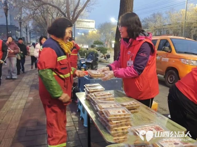爱心早餐暖盐湖春风化雨志愿行 盐湖区志愿者协会的爱心早餐在元宵佳节和学雷锋纪念日迎来了春天的第一缕温暖这不仅仅是简单的早餐发放更是对环卫工人和所有城市劳动者的深情致敬 - 第19张 - 山西公益人 爱心早餐暖盐湖春风化雨志愿行 盐湖区志愿者协会的爱心早餐在元宵佳节和学雷锋纪念日迎来了春天的第一缕温暖这不仅仅是简单的早餐发放更是对环卫工人和所有城市劳动者的深情致敬 - 第19张