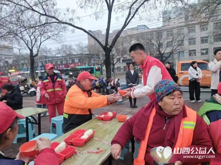 爱心早餐暖盐湖春风化雨志愿行 盐湖区志愿者协会的爱心早餐在元宵佳节和学雷锋纪念日迎来了春天的第一缕温暖这不仅仅是简单的早餐发放更是对环卫工人和所有城市劳动者的深情致敬 - 第4张 - 山西公益人 爱心早餐暖盐湖春风化雨志愿行 盐湖区志愿者协会的爱心早餐在元宵佳节和学雷锋纪念日迎来了春天的第一缕温暖这不仅仅是简单的早餐发放更是对环卫工人和所有城市劳动者的深情致敬 - 第4张