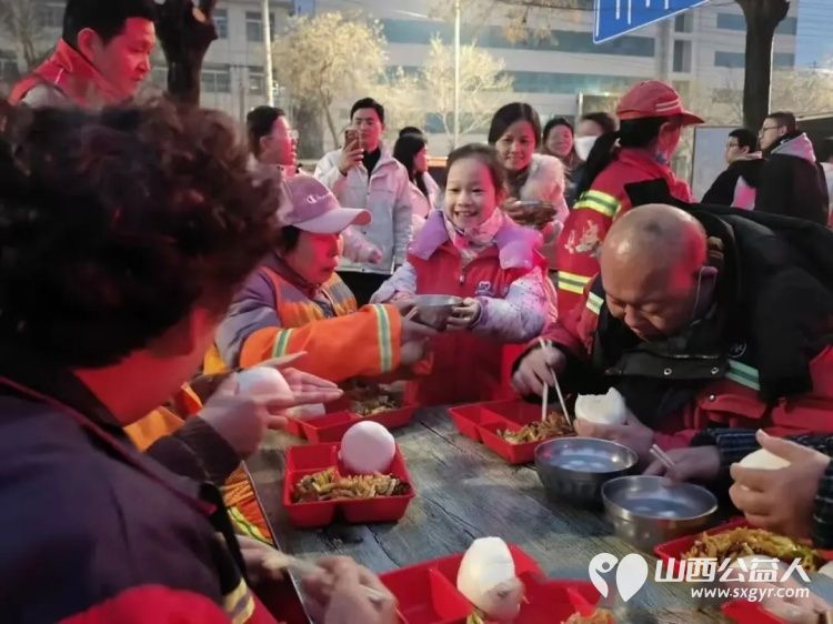 爱心早餐暖盐湖春风化雨志愿行 盐湖区志愿者协会的爱心早餐在元宵佳节和学雷锋纪念日迎来了春天的第一缕温暖这不仅仅是简单的早餐发放更是对环卫工人和所有城市劳动者的深情致敬 - 第2张 - 山西公益人 爱心早餐暖盐湖春风化雨志愿行 盐湖区志愿者协会的爱心早餐在元宵佳节和学雷锋纪念日迎来了春天的第一缕温暖这不仅仅是简单的早餐发放更是对环卫工人和所有城市劳动者的深情致敬 - 第2张