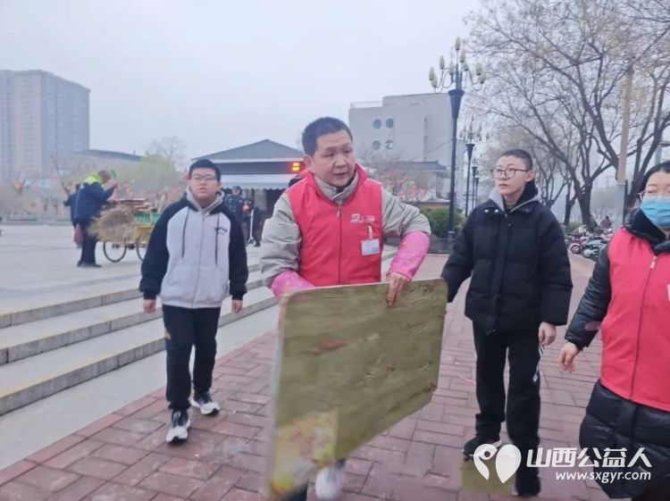 爱心早餐暖盐湖春风化雨志愿行 盐湖区志愿者协会的爱心早餐在元宵佳节和学雷锋纪念日迎来了春天的第一缕温暖这不仅仅是简单的早餐发放更是对环卫工人和所有城市劳动者的深情致敬 - 第13张 - 山西公益人 爱心早餐暖盐湖春风化雨志愿行 盐湖区志愿者协会的爱心早餐在元宵佳节和学雷锋纪念日迎来了春天的第一缕温暖这不仅仅是简单的早餐发放更是对环卫工人和所有城市劳动者的深情致敬 - 第13张