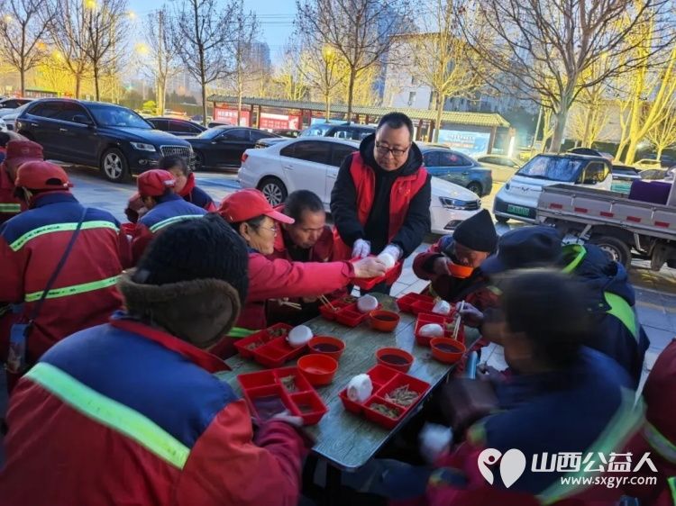 爱心早餐暖盐湖春风化雨志愿行 盐湖区志愿者协会的爱心早餐在元宵佳节和学雷锋纪念日迎来了春天的第一缕温暖这不仅仅是简单的早餐发放更是对环卫工人和所有城市劳动者的深情致敬 - 第3张 - 山西公益人 爱心早餐暖盐湖春风化雨志愿行 盐湖区志愿者协会的爱心早餐在元宵佳节和学雷锋纪念日迎来了春天的第一缕温暖这不仅仅是简单的早餐发放更是对环卫工人和所有城市劳动者的深情致敬 - 第3张