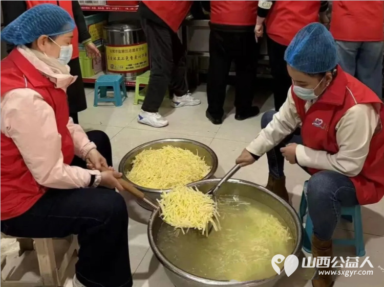 爱心早餐暖盐湖春风化雨志愿行 盐湖区志愿者协会的爱心早餐在元宵佳节和学雷锋纪念日迎来了春天的第一缕温暖这不仅仅是简单的早餐发放更是对环卫工人和所有城市劳动者的深情致敬 - 第7张 - 山西公益人 爱心早餐暖盐湖春风化雨志愿行 盐湖区志愿者协会的爱心早餐在元宵佳节和学雷锋纪念日迎来了春天的第一缕温暖这不仅仅是简单的早餐发放更是对环卫工人和所有城市劳动者的深情致敬 - 第7张
