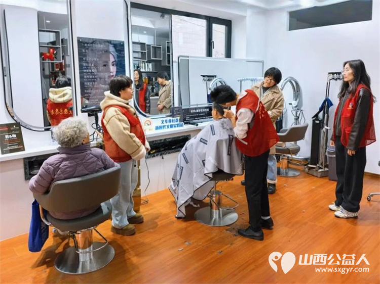 学雷锋树新风义务理发暖人心 小店区平阳路街道文华苑社区新时代文明实践站联合辖区剪咖爱心理发店面向辖区老年群体开展免费爱心义剪便民服务 - 第1张