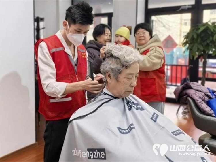 学雷锋树新风义务理发暖人心 小店区平阳路街道文华苑社区新时代文明实践站联合辖区剪咖爱心理发店面向辖区老年群体开展免费爱心义剪便民服务 - 第2张
