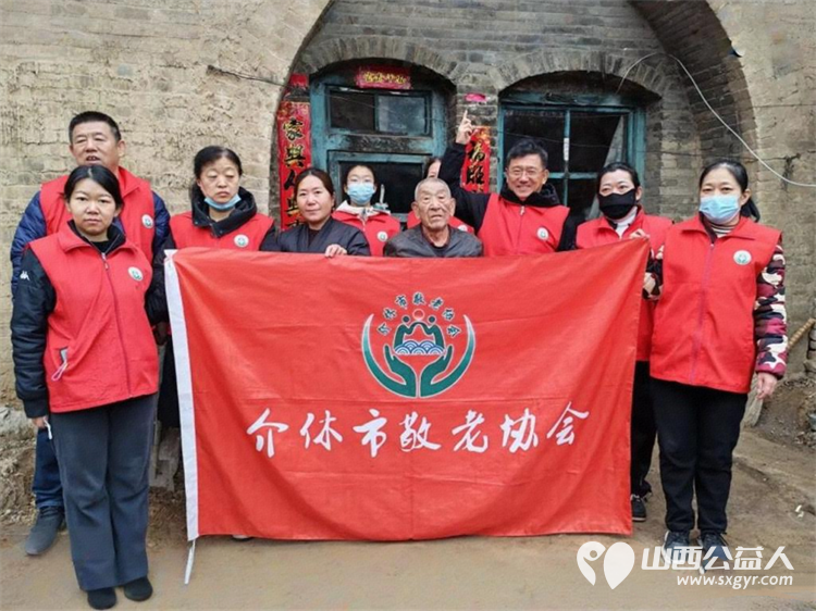 介休市敬老协会孝善行之敬老爱老助老活动走进张兰镇仙台村入户81岁黄兆其老人家为老人打扫室内外卫生洗漱做饭包饺子 - 第1张