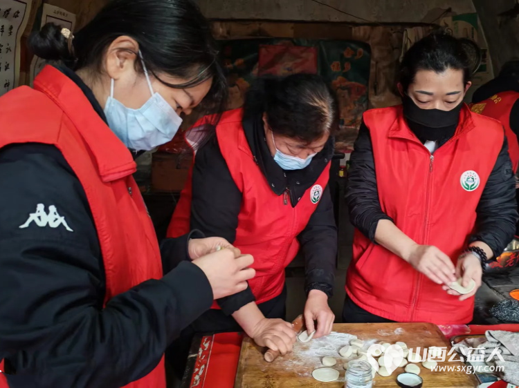 介休市敬老协会孝善行之敬老爱老助老活动走进张兰镇仙台村入户81岁黄兆其老人家为老人打扫室内外卫生洗漱做饭包饺子 - 第6张