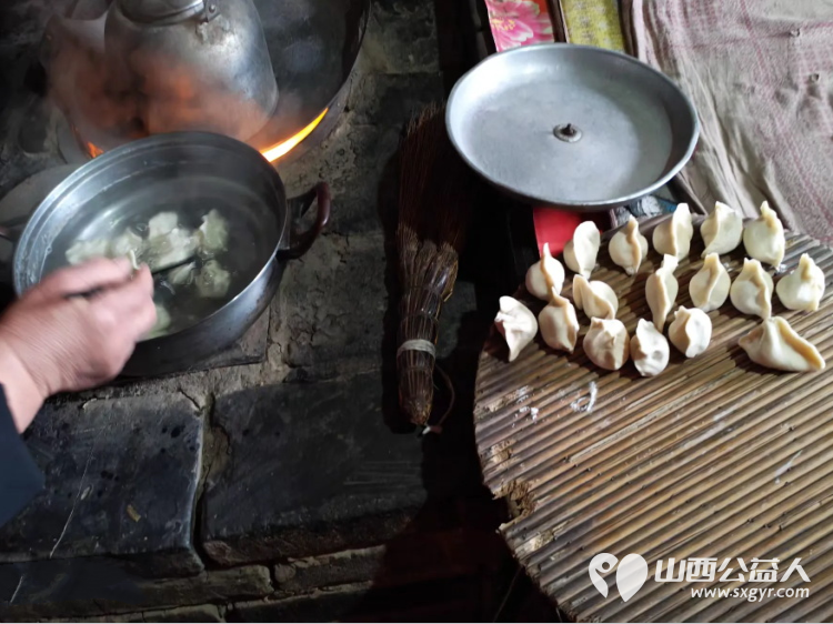 介休市敬老协会孝善行之敬老爱老助老活动走进张兰镇仙台村入户81岁黄兆其老人家为老人打扫室内外卫生洗漱做饭包饺子 - 第9张