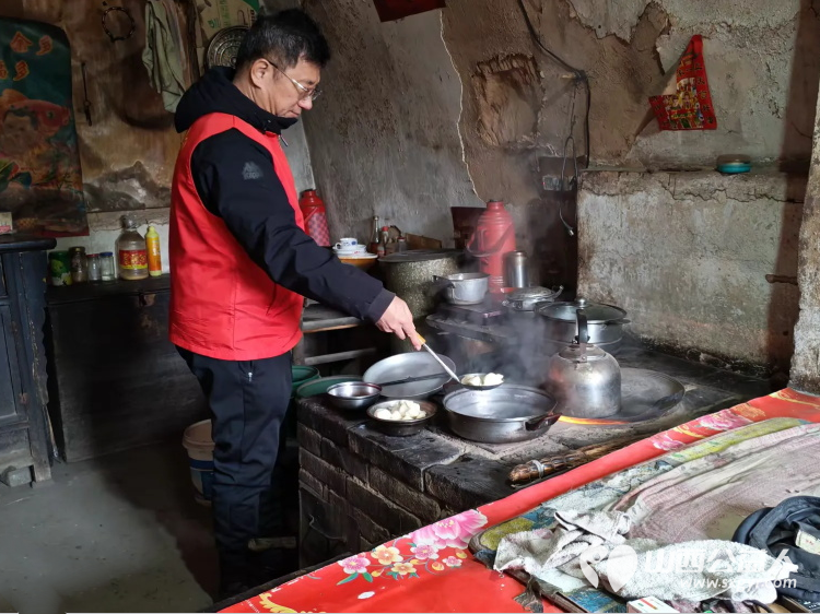 介休市敬老协会孝善行之敬老爱老助老活动走进张兰镇仙台村入户81岁黄兆其老人家为老人打扫室内外卫生洗漱做饭包饺子 - 第8张