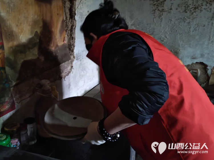 介休市敬老协会孝善行之敬老爱老助老活动走进张兰镇仙台村入户81岁黄兆其老人家为老人打扫室内外卫生洗漱做饭包饺子 - 第13张