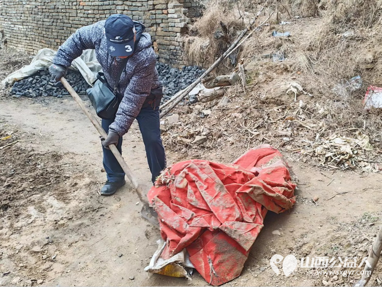 介休市敬老协会孝善行之敬老爱老助老活动走进张兰镇仙台村入户81岁黄兆其老人家为老人打扫室内外卫生洗漱做饭包饺子 - 第10张